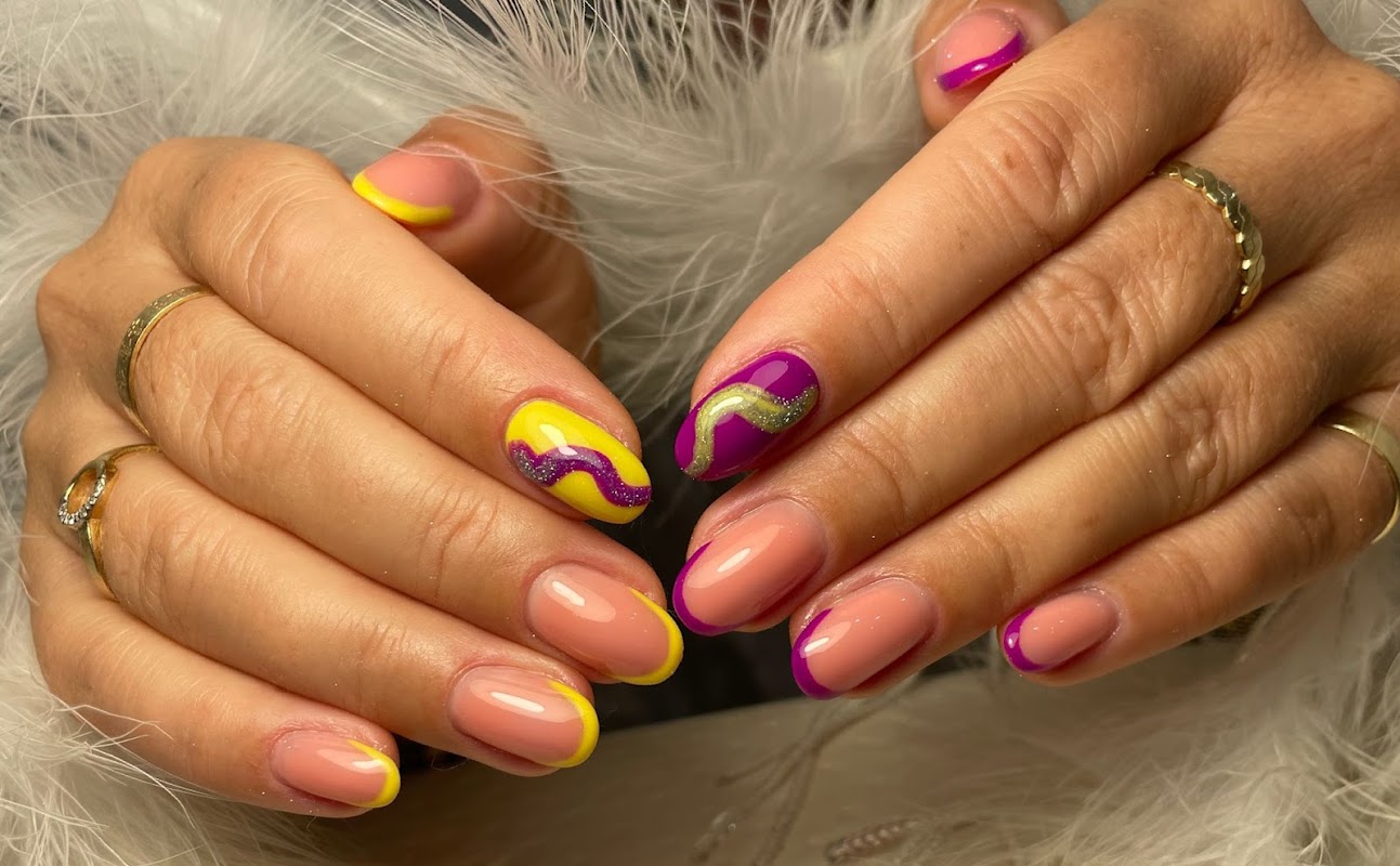 Manicura artística en Mad's Beauty Salon